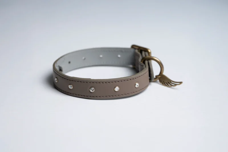 collare in pelle color taupe